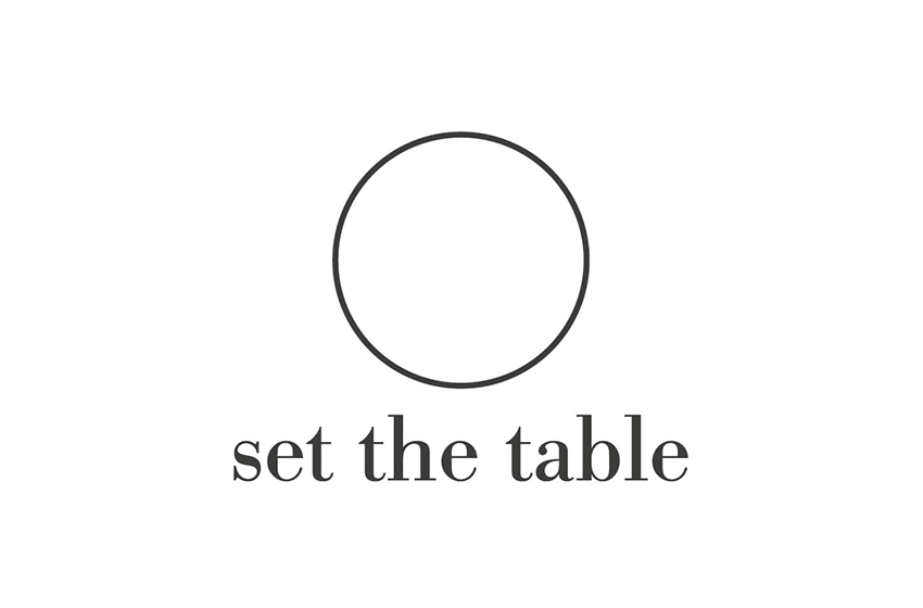 Realizzazione logo per attività di catering milanese. Il logo ripropone in maniera stilizzata un tavolo rotondo visto dall'alto