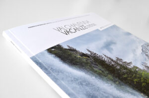Il magazine Valchiavenna Vacanze si rinnova completamente cambiando formato, tipologia di carta e impaginazione grafica. Luca Bossi, grafica e comunicazione.